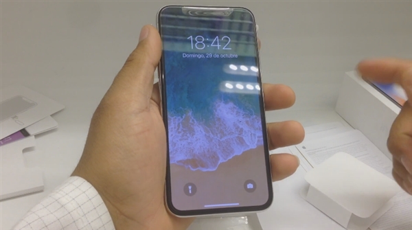 全球首个iPhone X用户开箱来了：开机体验越用越爱！