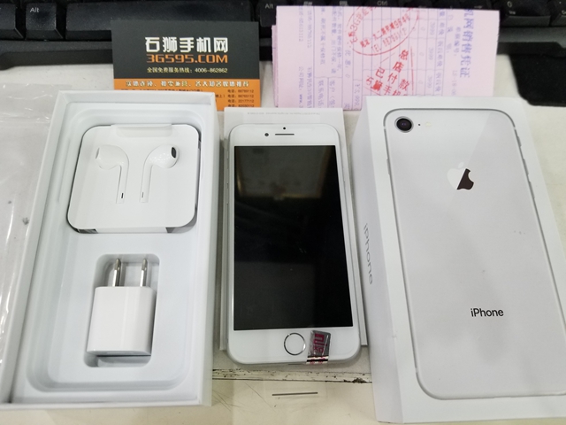 出一台美版全新全网通苹果iPhone8 现在只要3999 比起港版4550 要划算得非常多 而且还支持全网通 一