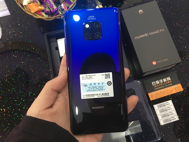 华为Mate20pro8+128屏下指纹版极光色出一台！真的是漂亮极了！石狮手机网现货哦！