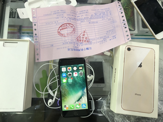 全新美版iPhone8美版256G老顾客出一台！看好价格到店就买！全新原则足够低的价格就是这么爽快成交！还有少量现货哦！