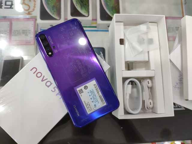 新款华为Nova5Plus8+128仲夏紫出一台！华为实力4摄Nova旗舰系列！酷炫绝美的外观赏心悦目关键是便宜2750