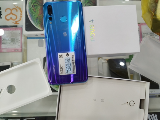 华为Nova4出一台6+128G标准版搭载麒麟高端970处理器后置2000+1600+200万三摄强劲的性能1699