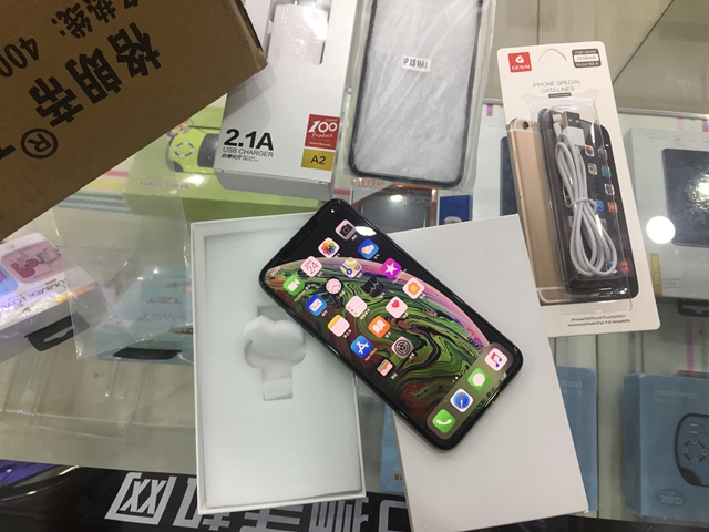 顺丰包邮送货上门 IPhone xsmax 256g全网通9.9成新走一台，充电次数仅5次。价格很美丽