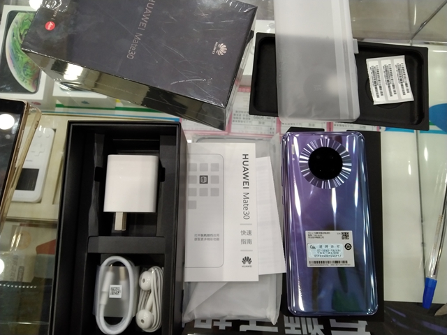 Mate30 星辰银 4g版，3000多，非常漂亮还是很划算的哦！真机图赏走一波