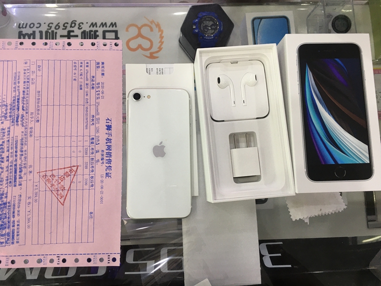 果iphoneSE白色128G款出一台！4.7小巧机身，爆发惊人能量，搭载A13高端仿生处理器小钢炮，支持无线充电