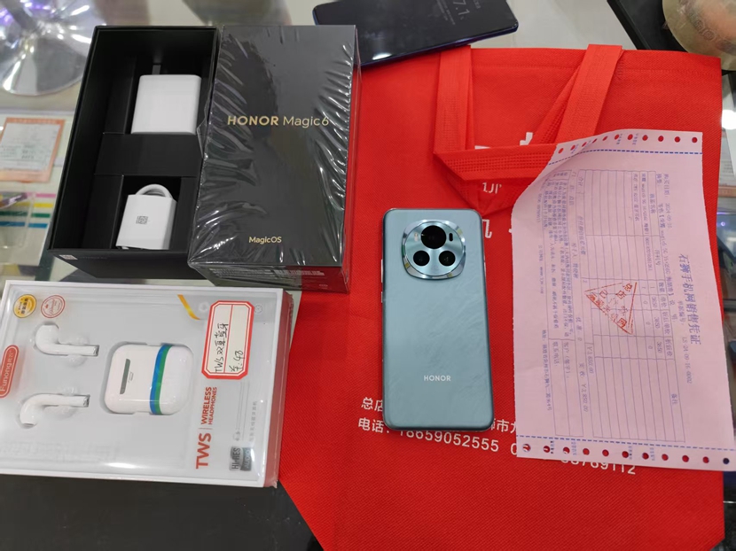  一机一朋友，用心卖好机！ 二手良品  全新的 5G 荣耀 旗舰 Magic6  12+256 绿色出一台！高端大气，价