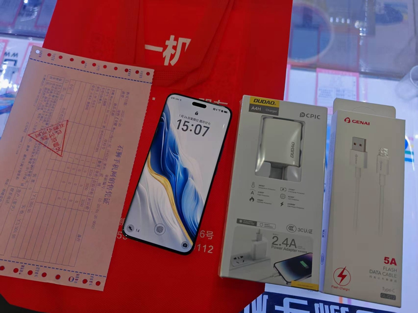 二手良品 5G 荣耀 旗舰 Magic6Pro  16+512G 黑色出一台！高端大气，价格便宜 2000来块  电池效