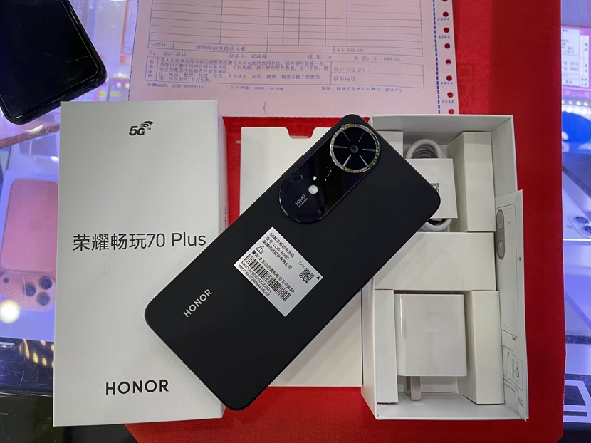 5g荣耀畅玩70Plus新品千元机出一台，8+256G黑色，价格优惠欢迎关注公众号石狮手机网  价格每日更新，绝对新鲜！