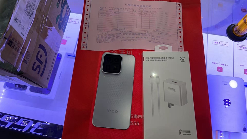 二手良品！iQOO 15Ultar 512 白色出一台！成色靓靓机，赠送一年保修！二手良品超划算配置拉满  买手机，到一