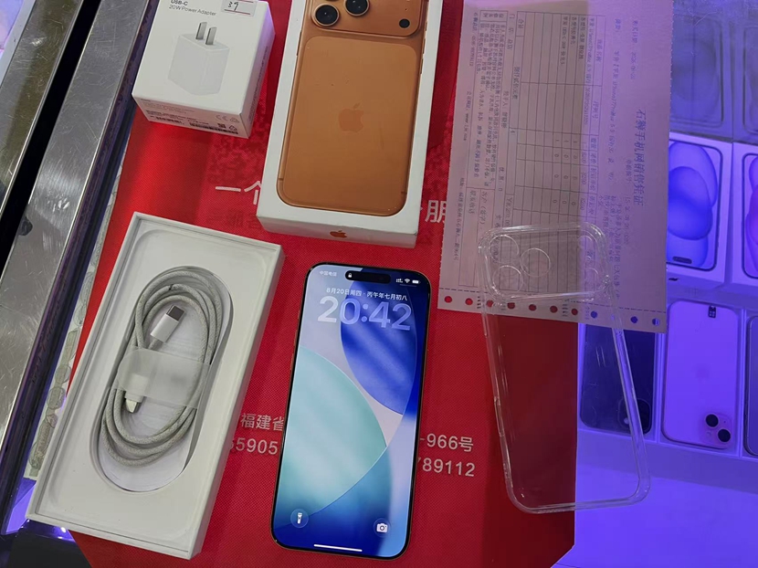 二手良品，苹果iPhone17Pro  6.3英寸256G 橙色处一台，感谢老顾客支持！东西配齐  赠送30w快充头+钢